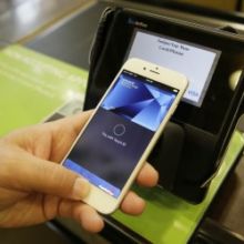 Selon le quotidien financier, la chute de l’action en Bourse de la firme de Cupertino est liée à un piratage informatique touchant Apple Pay.