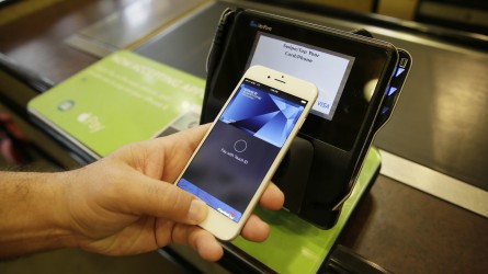 Selon le quotidien financier, la chute de l’action en Bourse de la firme de Cupertino est liée à un piratage informatique touchant Apple Pay.