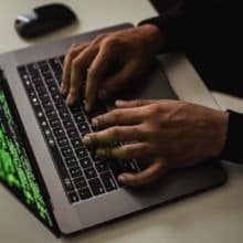 Comment les hackers combinent-ils l’ingénierie sociale, le phishing et les deepfakes lors de cyberattaques