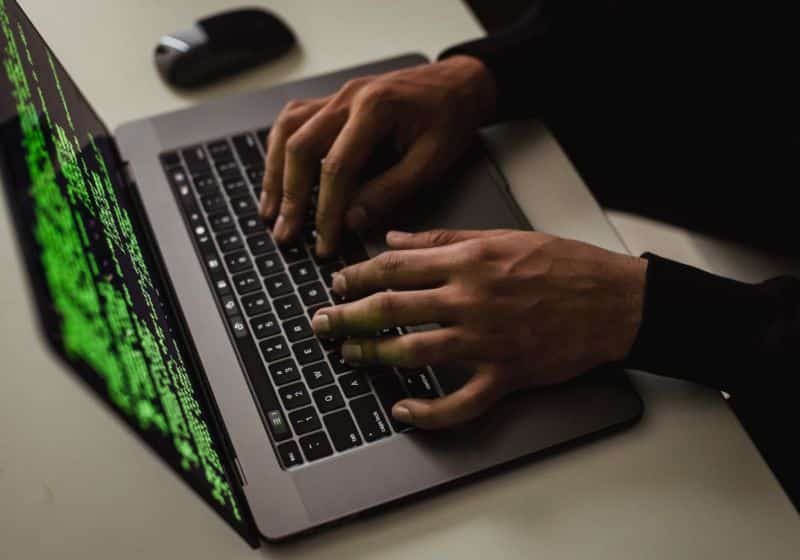 Comment les hackers combinent-ils l’ingénierie sociale, le phishing et les deepfakes lors de cyberattaques
